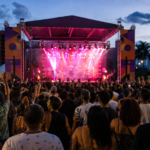 Festival de música ao ar livre em Goiânia ao entardecer